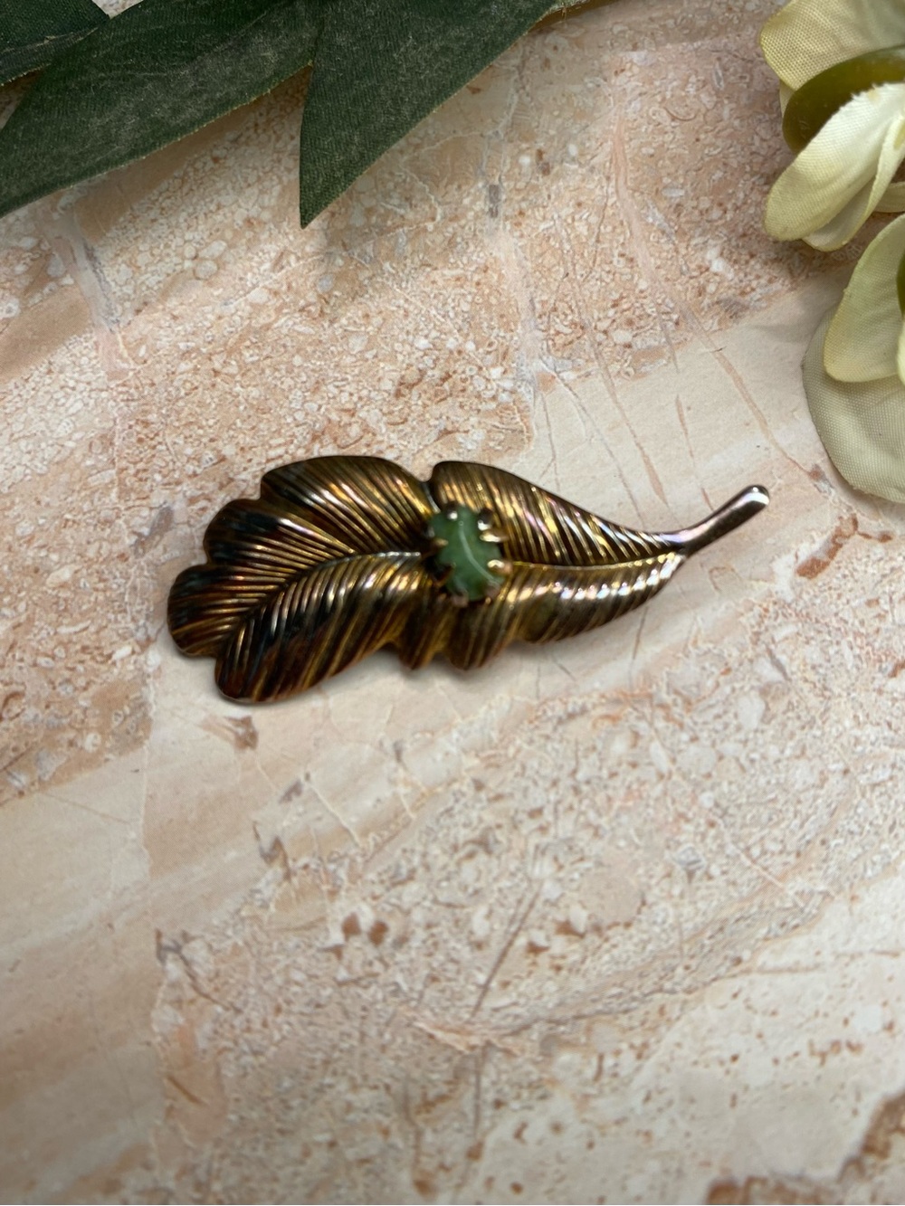 1950s/1960s Gold-Tone Feather or Leaf Brooch With Prong Set Nephrite Jade Stone - Picture 4 of 7